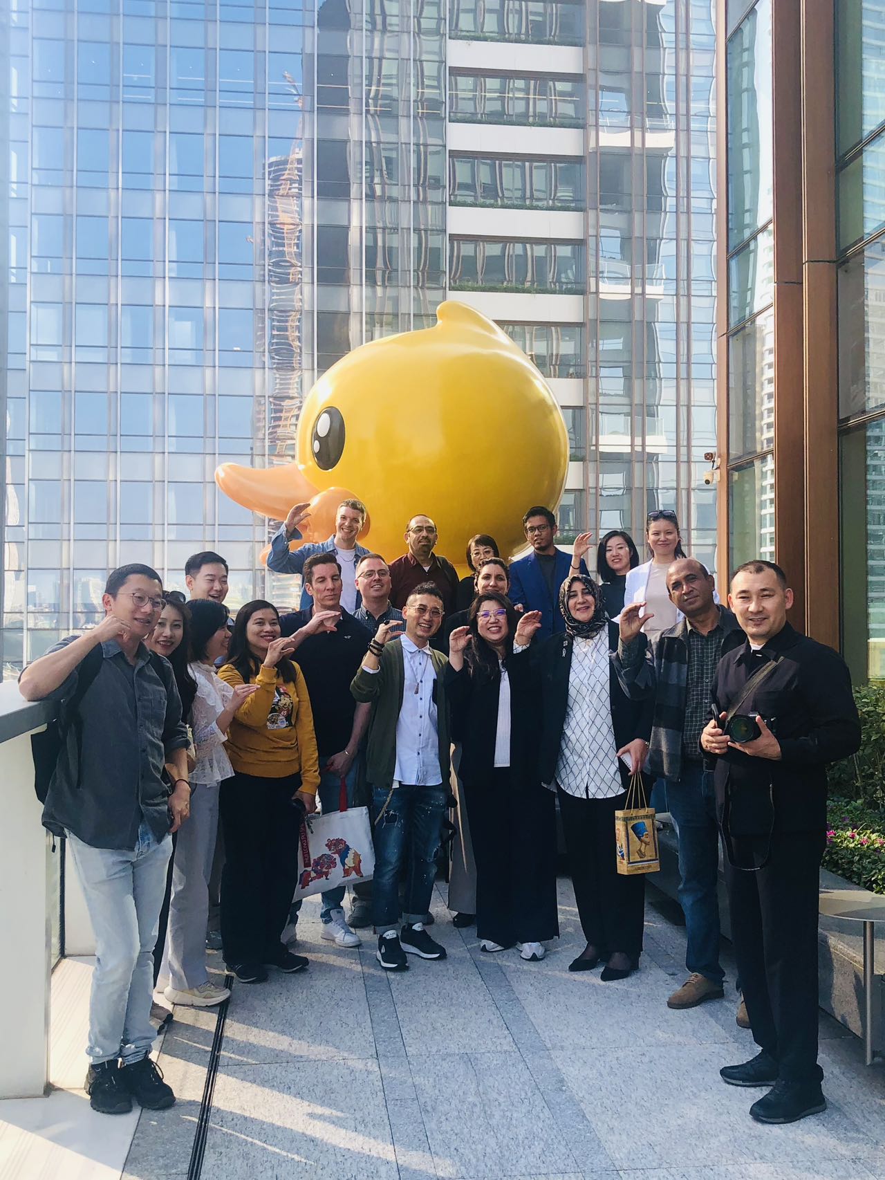 Periodistas extranjeros visitan la sede en Shenzhen de la empresa B.Duck, en la zona de Qianhai, ciudad de Shenzhen, el 3 de noviembre de 2024, en el marco de la actividad “Gira de Periodistas de la Red de Medios de la Franja y la Ruta: Desarrollo e Innovación en Qianhai”. Foto por Alvaro Lago, Diario del Pueblo digital. 