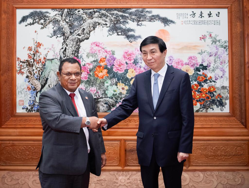 Wang Huning, presidente del Comité Nacional de la Conferencia Consultiva Política del Pueblo Chino, se reúne con el presidente del Parlamento de Nauru, Marcus Stephen, en Beijing, capital de China, el 3 de diciembre de 2024. (Xinhua/Li Tao)