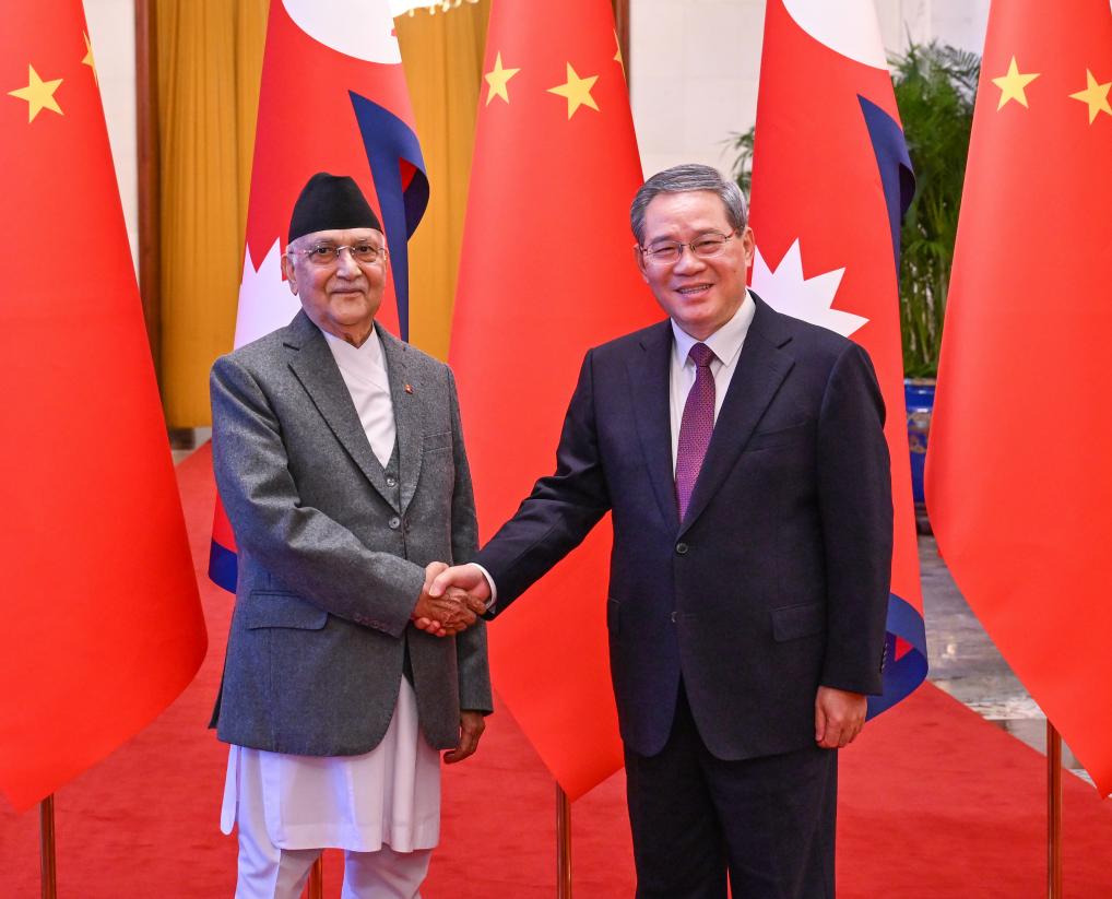 El primer ministro chino, Li Qiang, sostiene conversaciones con su homólogo de Nepal, KP Sharma Oli, quien se encuentra en una visita oficial a China, en el Gran Palacio del Pueblo, en Beijing, capital de China, el 3 de diciembre de 2024. (Xinhua/Rao Aimin)