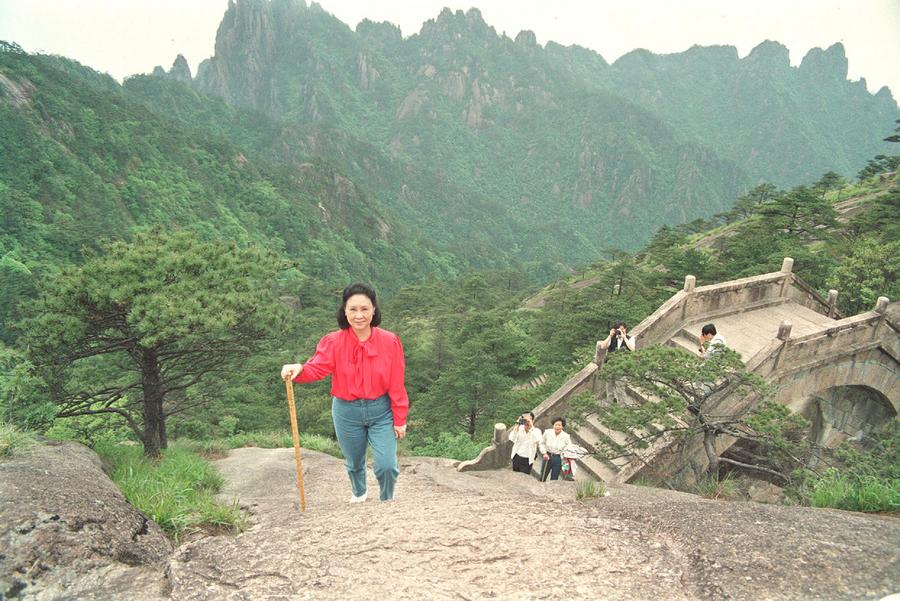 Qiong Yao en camino hacia la cima de la montaña Huangshan en la provincia de Anhui, en el este de China, el 20 de junio de 1992. (Xinhua/Xu Yiming)
