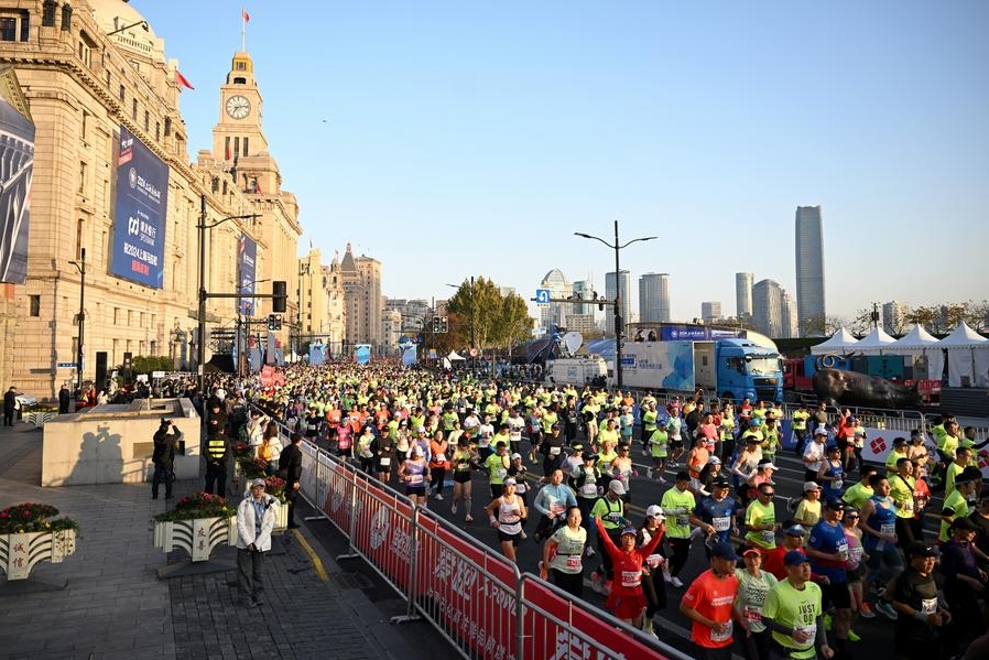 Participantes corren durante el Maratón de Shanghai 2024, en el este de China, el 1 de diciembre de 2024. (Xinhua/Chen Haoming)