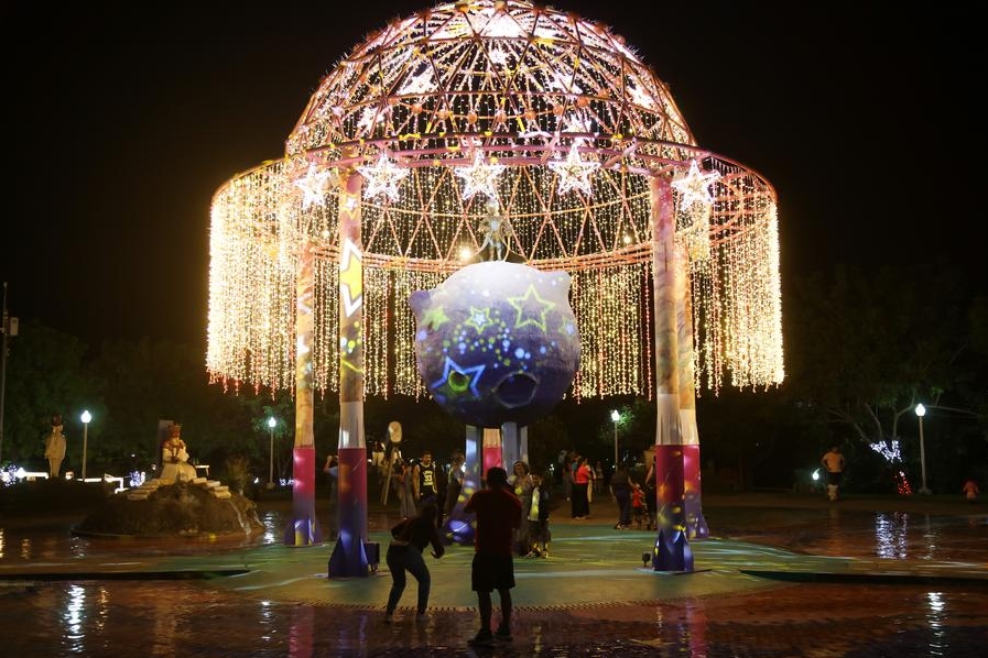 Imagen del 28 de noviembre de 2024 de personas disfrutando de las luces navideñas en el parque El Principito, en el departamento de La Libertad, El Salvador. (Xinhua/Alexander Peña)