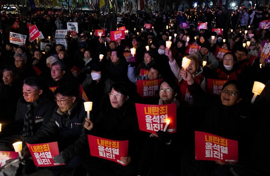 Surcoreanos asisten a una manifestación para pedir la destitución del presidente surcoreano, Yoon Suk-yeol, en Seúl, capital de la República de Corea, el 4 de diciembre de 2024. (Xinhua/Jun Hyosang) 