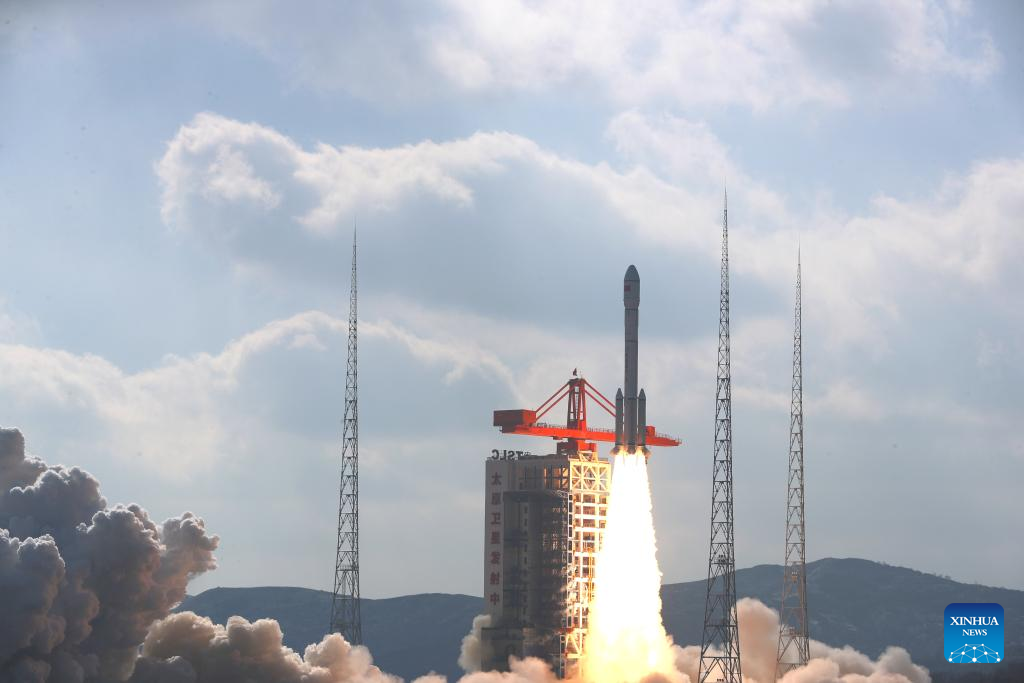 China lanza con éxito nuevo grupo de satélites