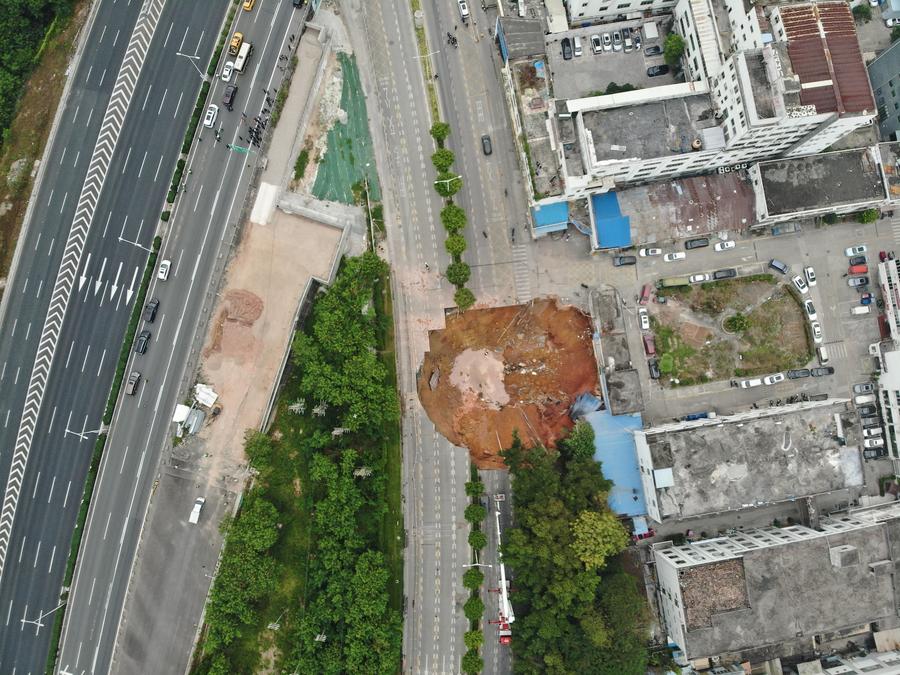 Vista aérea tomada con un dron mostrando el lugar del colapso del terreno en una obra de construcción ferroviaria en la ciudad de Shenzhen, provincia de Guangdong, en el sur de China, el 5 de diciembre de 2024. (Xinhua)