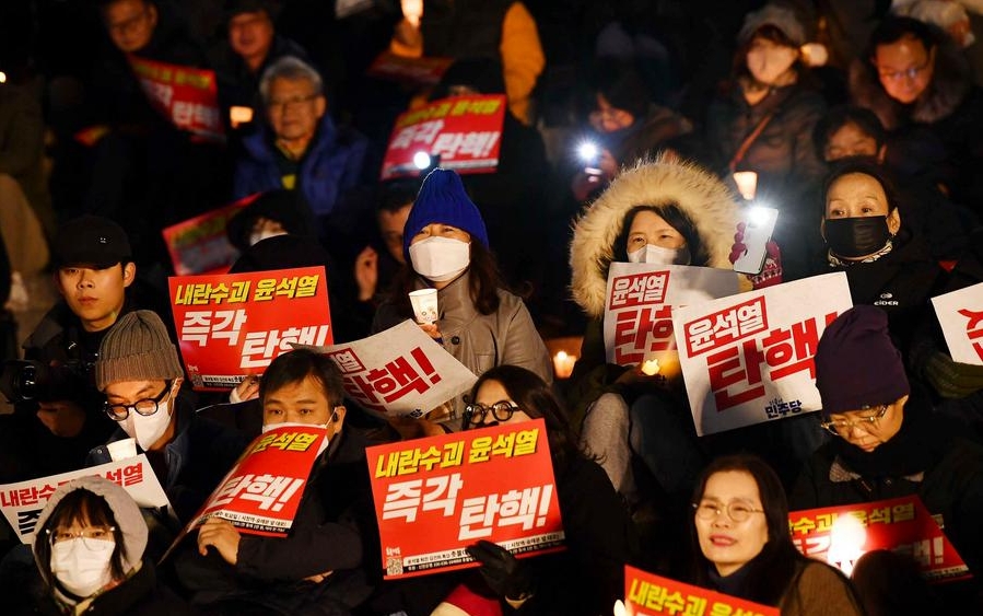 Surcoreanos asisten a una manifestación para pedir la destitución del presidente Yoon Suk-yeol, en Seúl, capital de la República de Corea, el 4 de diciembre de 2024. (Xinhua/Jun Hyosang)