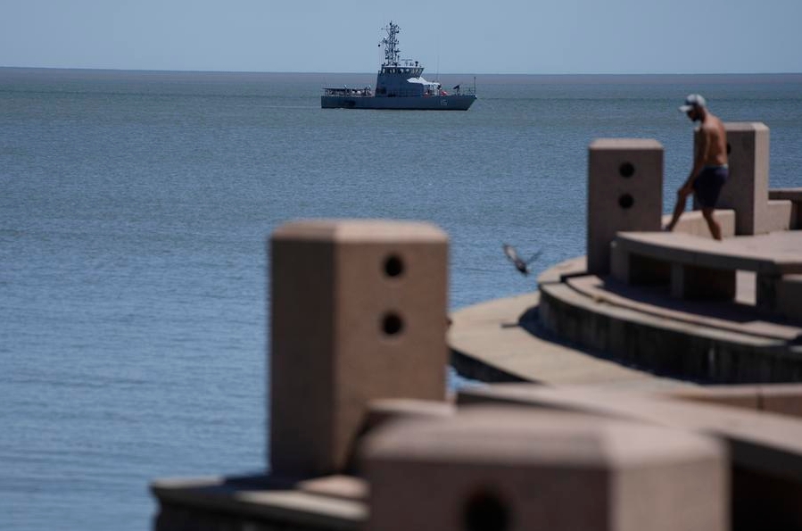 Un barco patrulla de la Armada Nacional de Uruguay vigila en el Río de La Plata, frente a la sede de la Cumbre del Mercado Común del Sur (Mercosur), durante la LXV Reunión Ordinaria del Consejo del Mercado Común, previo a la Cumbre del Mercosur, en Montevideo, capital de Uruguay, el 5 de diciembre de 2024. (Xinhua/Nicolás Celaya)