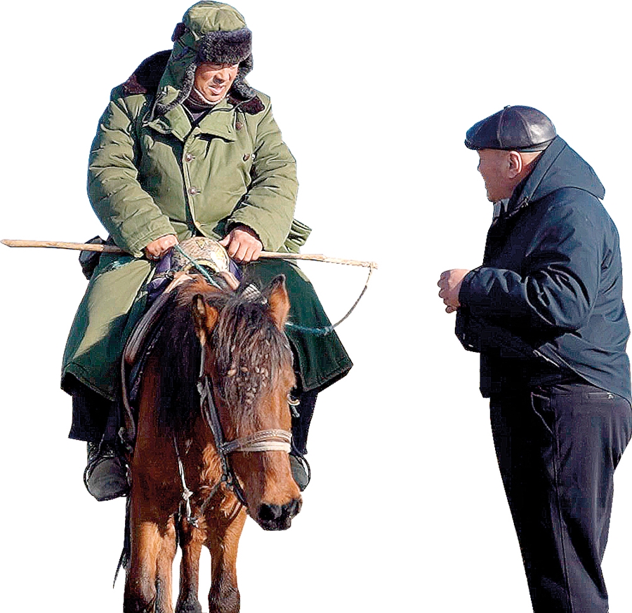 Para garantizar las operaciones, un funcionario habla con un pastor sobre el traslado del ganado a los pastos de invierno, Altay, 15 de noviembre del 2024. [Foto: proporcionada a China Daily]