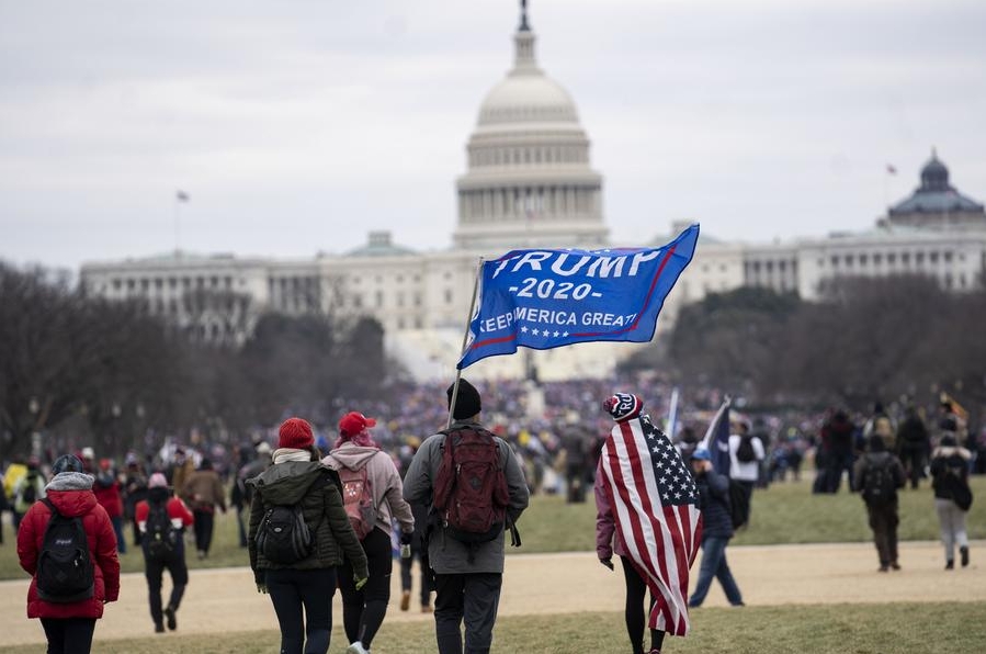 Simpatizantes del presidente estadounidense, Donald Trump, se reúnen cerca del edificio del Capitolio, en Washington, D.C., Estados Unidos, el 6 de enero de 2021. (Xinhua/Liu Jie) 