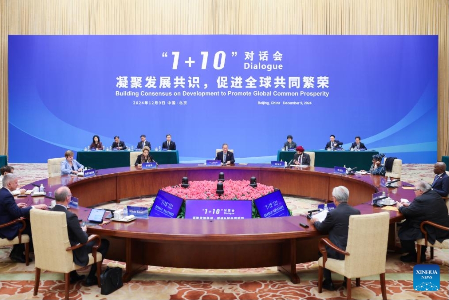 BEIJING, 9 diciembre, 2024 (Xinhua) -- El primer ministro chino, Li Qiang, celebra el diálogo "1+10" con los jefes de 10 organizaciones económicas internacionales, incluyendo a la presidenta del Nuevo Banco de Desarrollo, Dilma Rousseff, el presidente del Grupo Banco Mundial, Ajay Banga, la directora gerente del Fondo Monetario Internacional, Kristalina Georgieva, la directora general de la Organización Mundial del Comercio, Ngozi Okonjo-Iweala, la secretaria general de la Conferencia de las Naciones Unidas sobre Comercio y Desarrollo, Rebeca Grynspan, el director general de la Organización Internacional del Trabajo, Gilbert Houngbo, el secretario general de la Organización para la Cooperación y el Desarrollo Económicos, Mathias Cormann, el gerente general del Banco de Pagos Internacionales, Agustín Carstens, el presidente del Consejo de Estabilidad Financiera, Klaas Knot, y el presidente del Banco Asiático de Inversión en Infraestructura, Jin Liqun, en la Residencia de Huéspedes de Estado Diaoyutai, en Beijing, capital de China, el 9 de diciembre de 2024. (Xinhua/Liu Bin)