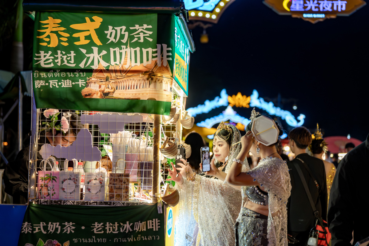 Turistas recorren el mercado nocturno de Jinghong, Prefectura Autónoma de Xishuangbanna Dai, provincia de Yunnan, 7 de diciembre del 2024. [Foto: Xinhua]