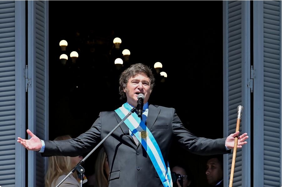 Imagen del 10 de diciembre de 2023 del presidente argentino, Javier Milei, reaccionando en el balcón de la Casa Rosada tras el acto de asunción presidencial, en la ciudad de Buenos Aires, capital de Argentina. (Xinhua/German Adrasti)