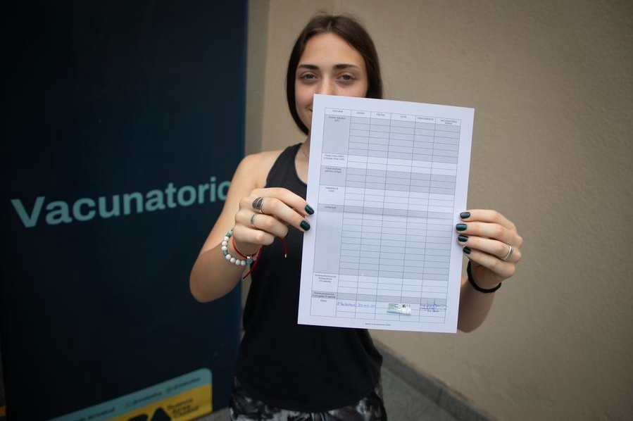 Francisca González Araujo, de 16 años, muestra su certificado de vacunación luego de aplicarse una dosis de la vacuna contra el dengue durante una campaña de vacunación contra la enfermedad, en la ciudad de Buenos Aires, capital de Argentina, el 30 de septiembre de 2024. (Xinhua/Martín Zabala) 