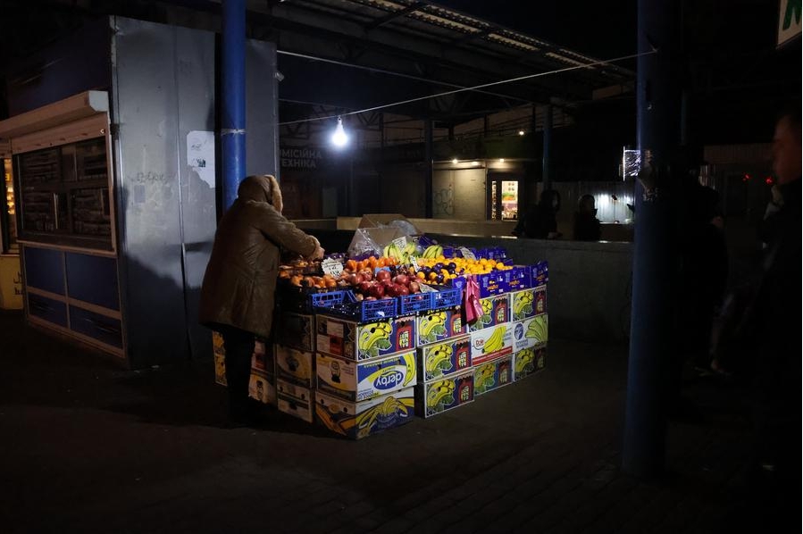 Imagen del 4 de diciembre de 2024 de un puesto de frutas iluminado con una bombilla alimentada por una batería de carga, en Kiev, Ucrania. (Xinhua/Peter Druk)