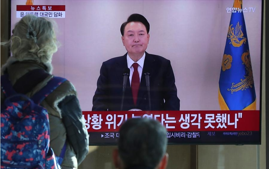 Personas observan un discurso televisado del presidente surcoreano, Yoon Suk-yeol, en la Estación del Ferrocarril de Seúl, en Seúl, República de Corea, el 12 de diciembre de 2024. Yoon defendió el jueves su decisión de imponer una ley marcial de corta duración y no mostró voluntad de dimitir en un discurso televisado a la nación. (Xinhua/Yao Qilin) 