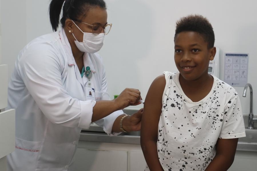 Un niño recibe una vacuna contra el dengue, en Sao Paulo, Brasil, el 4 de abril de 2024. (Xinhua/Rahel Patrasso)