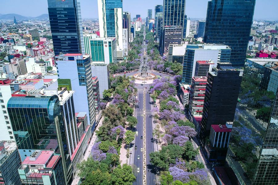 Imagen de archivo tomada con un dron de vehículos circulando por una avenida, en la Ciudad de México, capital de México. (Xinhua/Montserrat López)