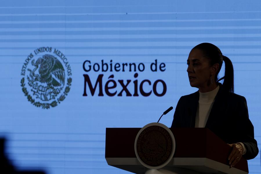 La presidenta mexicana, Claudia Sheinbaum Pardo, asiste a su primera conferencia de prensa matutina, en Palacio Nacional, en la Ciudad de México, capital de México, el 2 de octubre de 2024. (Xinhua/Francisco Cañedo)