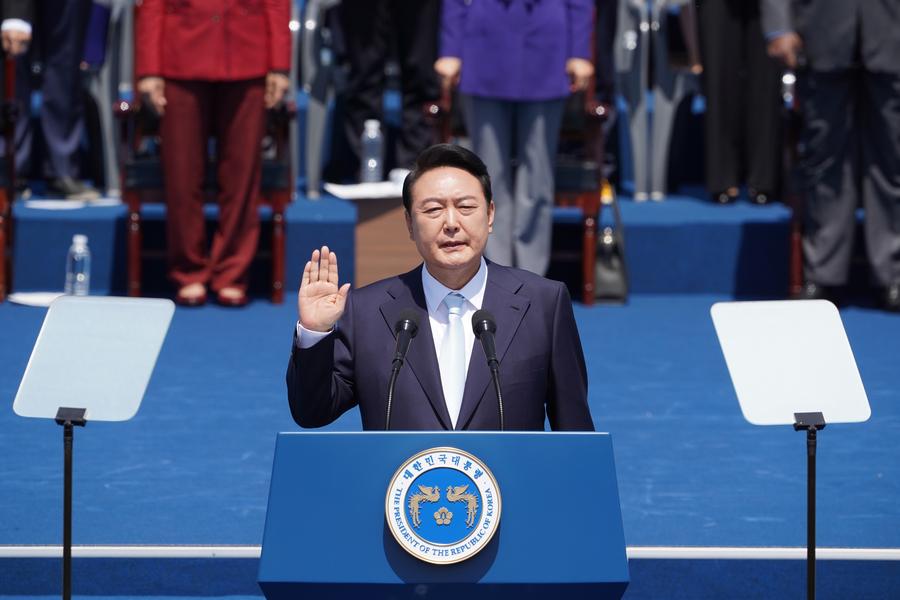 Imagen del 10 de mayo de 2022 de Yoon Suk-yeol prestando juramento como presidente de República de Corea durante la ceremonia de investidura en la plaza de la Asamblea Nacional, en Seúl, República de Corea. (Xinhua/James Lee)