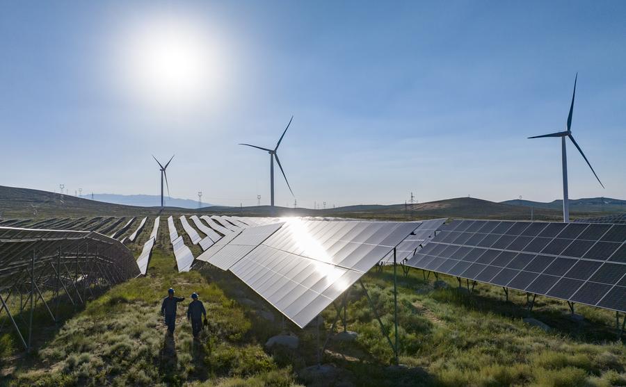 Imagen aérea tomada con un dron el 21 de agosto de 2024 de trabajadores revisando los paneles fotovoltaicos en una central fotovoltaica, en el municipio de Taiyangshan de Wuzhong, en la región autónoma hui de Ningxia, en el noroeste de China. (Xinhua/Yang Zhisen)