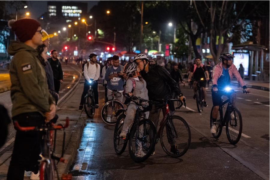 Imagen del 12 de diciembre de 2024 de personas participando en la Ciclovía Nocturna, llevada a cabo en el marco de la temporada navideña, en Bogotá, capital de Colombia. (Xinhua/Andrés Moreno)