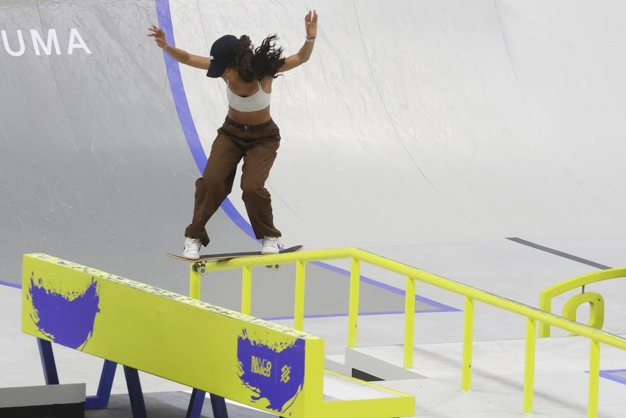 La patinadora brasileña Rayssa Leal se prepara previo a la final del Campeonato Mundial Super Crown de la SLS 2024, en Sao Paulo, Brasil, el 14 de diciembre de 2024. (Xinhua/Rahel Patrasso)