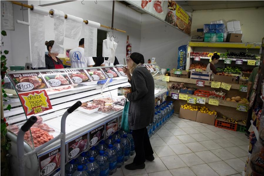 Una mujer realiza compras en una tienda, en Buenos Aires, capital de Argentina, el 13 de noviembre de 2024. (Xinhua/Martín Zabala) 