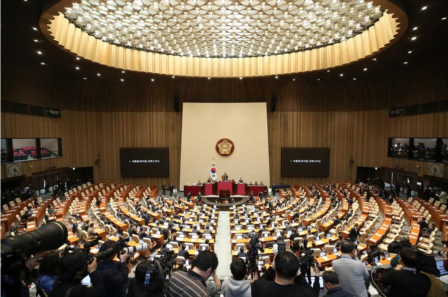 Legisladores emiten sus votos sobre la moción de destitución contra el presidente Yoon Suk-yeol en la Asamblea Nacional, en Seúl, República de Corea, el 14 de diciembre de 2024. (Xinhua/Yao Qilin)