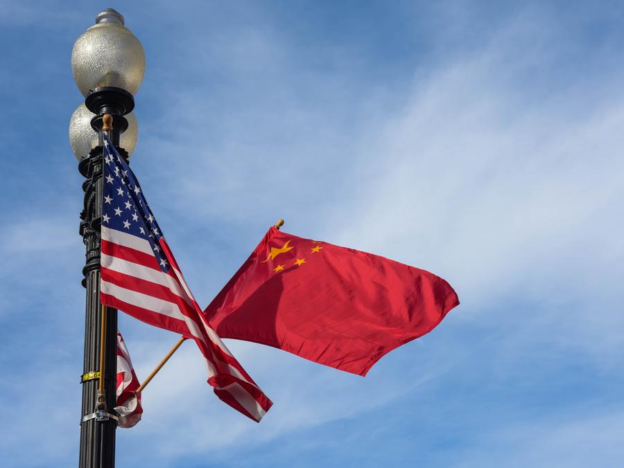 Imagen de archivo del 24 de septiembre de 2015 de banderas nacionales de China (d) y Estados Unidos de América (arriba) y la bandera de Washington, D.C. ondeando en la calle Constitution Avenue, en Washington, D.C., capital de Estados Unidos de América, el 25 de septiembre de 2015. (Xinhua/Bao Dandan)