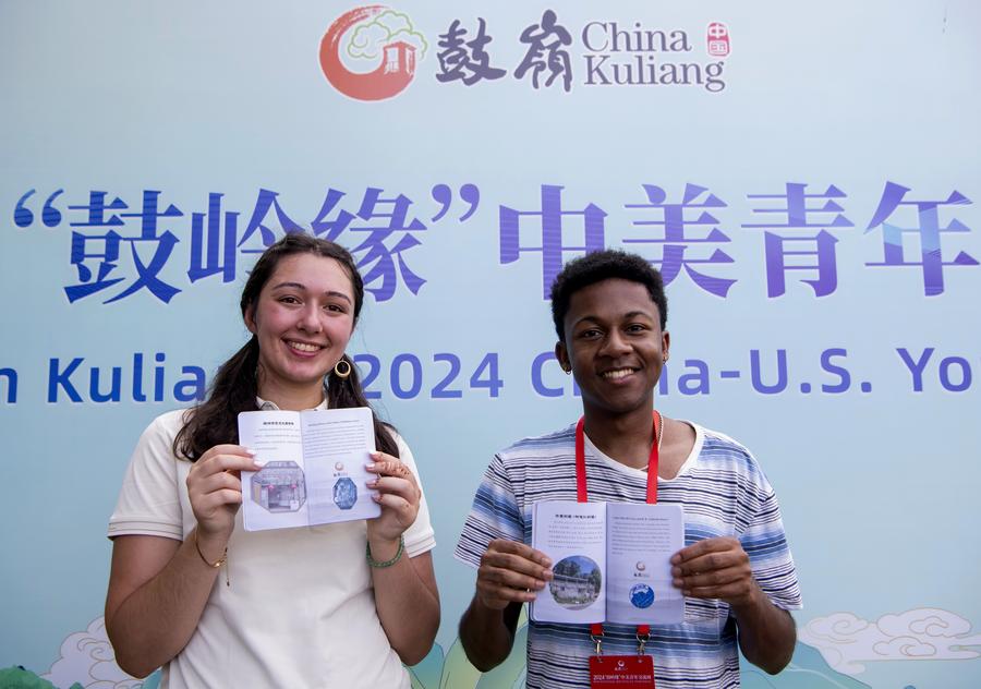 Invitados muestran sellos que han recolectado durante el evento "Vínculo con Kuliang: Festival de la Juventud China-Estados Unidos 2024", celebrado en Fuzhou, capital de la provincia suroriental china de Fujian, el 24 de junio de 2024. (Xinhua/Wei Peiquan)