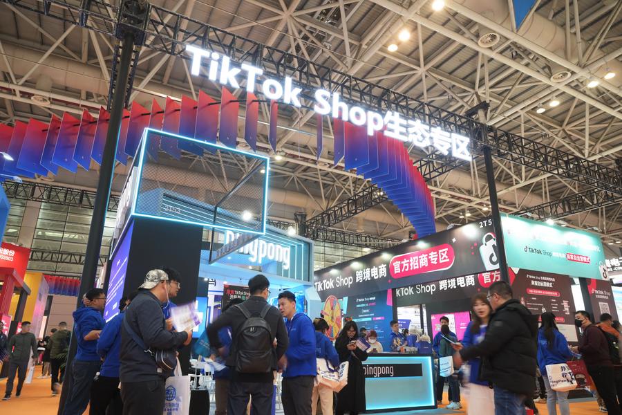 Personas visitan el estand de la Tienda de TikTok, durante la IV Feria de Comercio Electrónico Transfronterizo de China, en Fuzhou, en la provincia de Fujian, en el sureste de China, el 18 de marzo de 2024. (Xinhua/Lin Shanchuan)