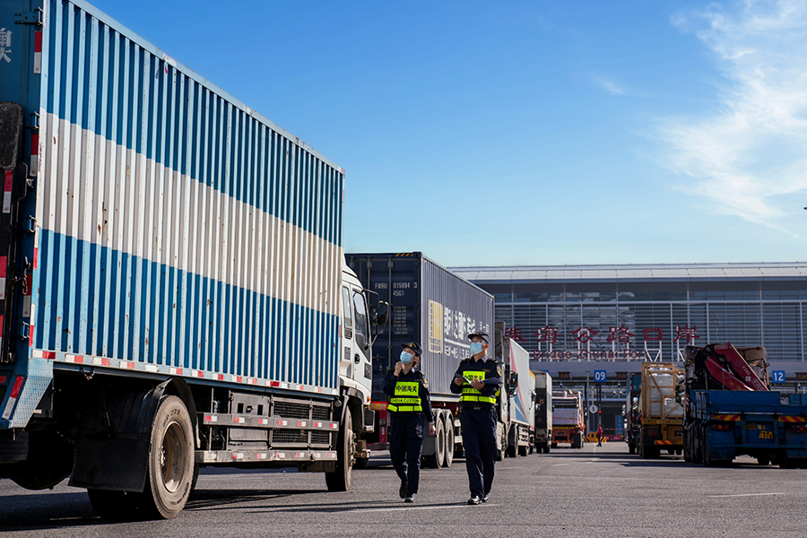 Funcionarios de aduanas inspeccionan los productos comercializados entre la parte continental de China y Macao. [Foto: Yu Bo/ China Daily]