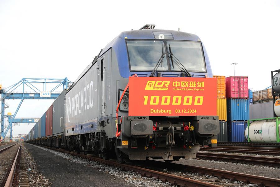 Tren de mercancías China-Europa número 100.000 en la Terminal Intermodal (DIT) de Duisburgo, Alemania, 3 de diciembre del 2024. (Foto: Xinhua/ Du Zheyu)