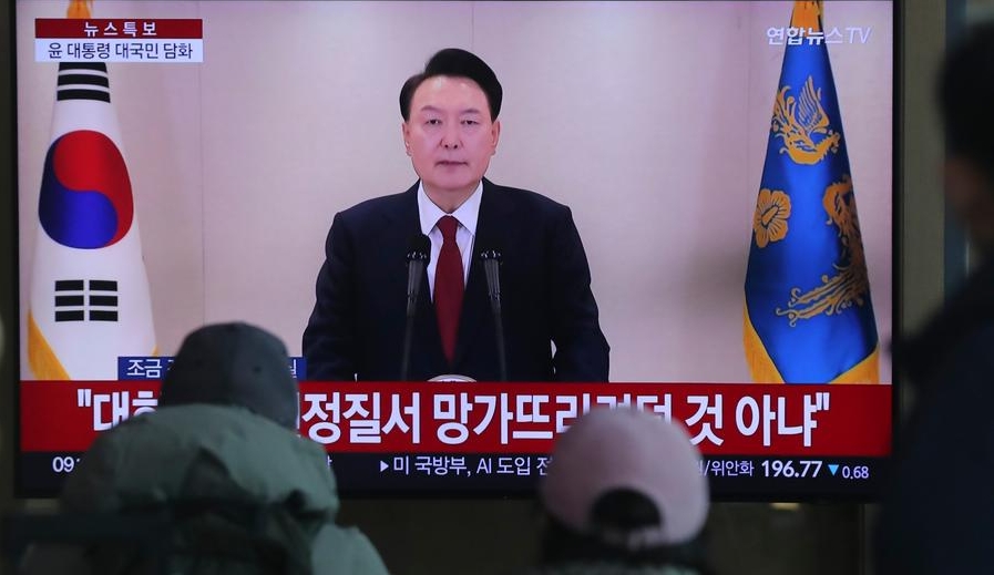 Personas observan un discurso televisado del presidente surcoreano, Yoon Suk-yeol, en la Estación del Ferrocarril de Seúl, en Seúl, capital de la República de Corea, el 12 de diciembre de 2024. (Xinhua/Yao Qilin) 