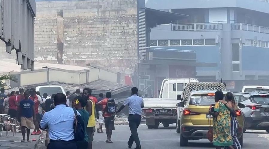 Captura de pantalla, tomada de un video el 17 de diciembre de 2024, de una vista de la calle tras un terremoto, en Port Vila, capital de Vanuatu. (Xinhua) 