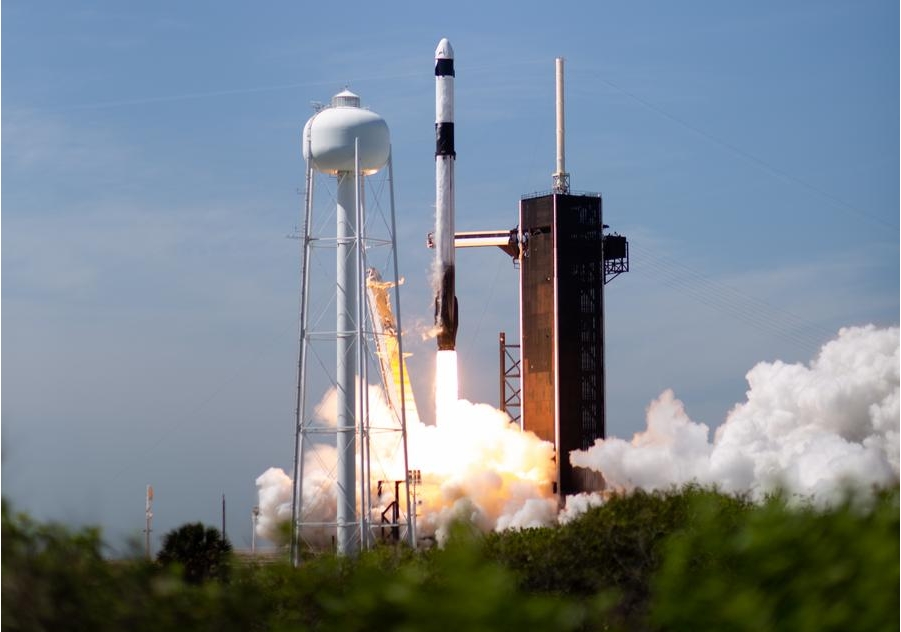 Imagen del 8 de abril de 2022 de un cohete Falcon 9 de SpaceX transportado a la nave espacial Crew Dragon despegando desde el Centro Espacial Kennedy de la Administración Nacional de Aeronáutica y el Espacio (NASA, por sus siglas en inglés), en Florida, Estados Unidos. (XinhuaJoel KowskyNASA)