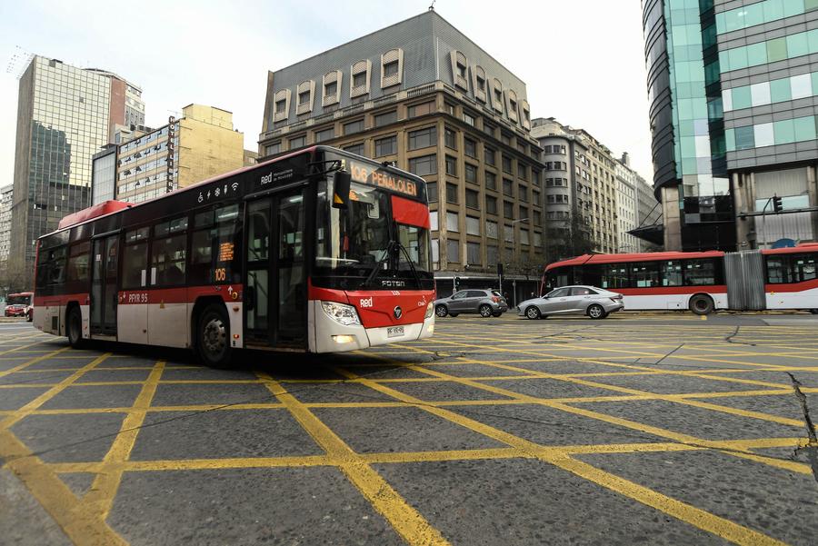 Un autobús eléctrico chino circula por una calle, en Santiago, capital de Chile, el 17 de junio de 2024. (Xinhua/Jorge Villegas) 