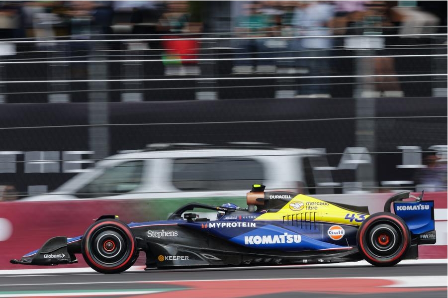 Imagen del 26 de octubre de 2024 del piloto argentino de la escudería Williams, Franco Colapinto, compitiendo durante la sesión de clasificación del Gran Premio de la Ciudad de México de Fórmula 1 2024 en el Autódromo Hermanos Rodríguez, en la Ciudad de México, capital de México. (Xinhua/Francisco Cañedo)