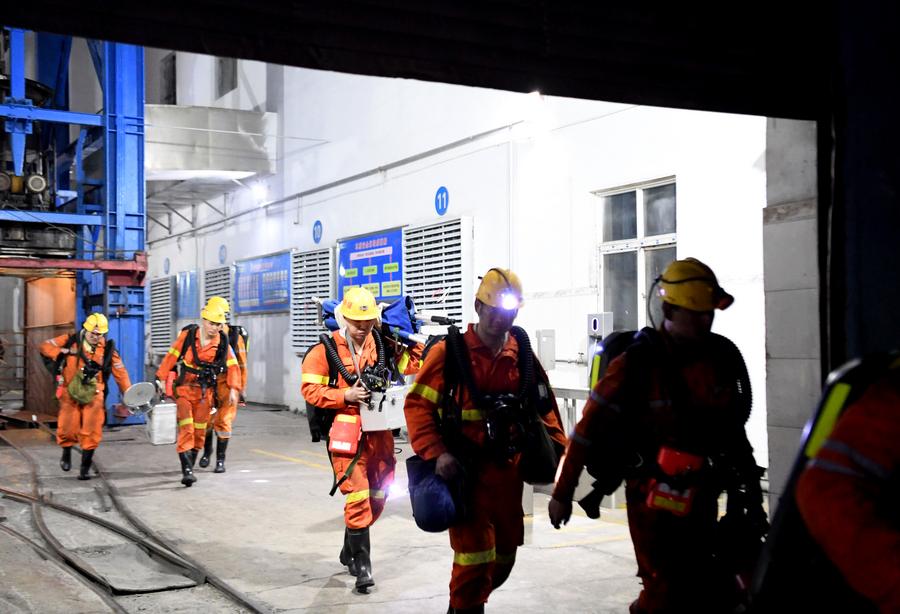 Rescatistas son vistos en el lugar del accidente en una mina de carbón de Pingdingshan Tianan Coal Mining Co., Ltd., en la ciudad de Pingdingshan, en la provincia de Henan, en el centro de China, el 13 de enero de 2024. (Xinhua/Hao Yuan) 