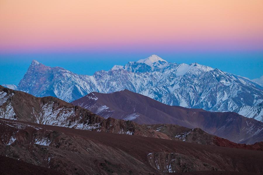 Imagen del 20 de octubre de 2024 de las montañas Kunlun vistas en el distrito de Akto, en la prefectura autónoma kirguís de Kizilsu, en la región autónoma uygur de Xinjiang, en el noroeste de China. (Xinhua/Ding Lei) 