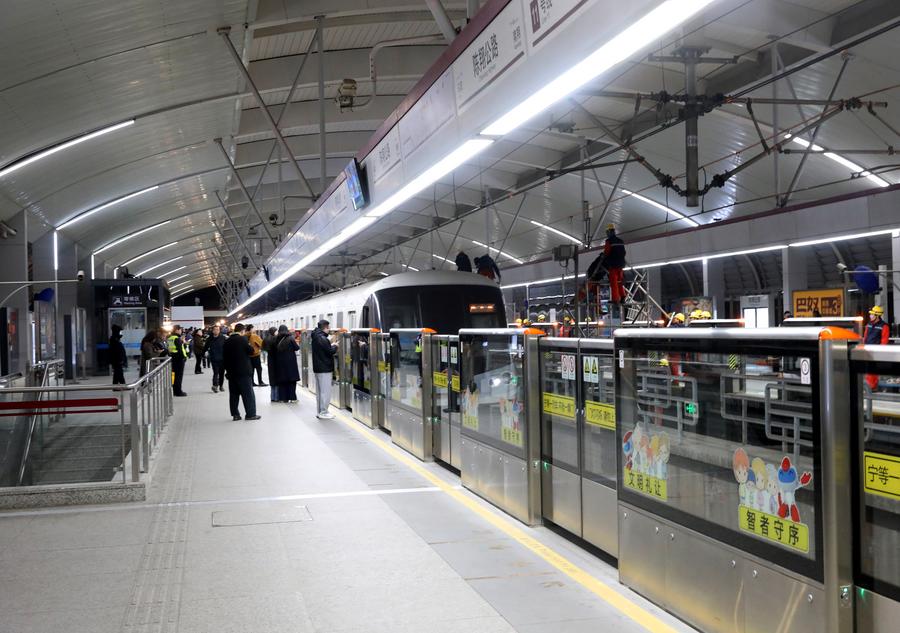 Imagen del 22 de diciembre de un tren en la estación Chenxiang Highway de la línea 11 del metro en Shanghai, en el este de China. (Xinhua/Fang Zhe)