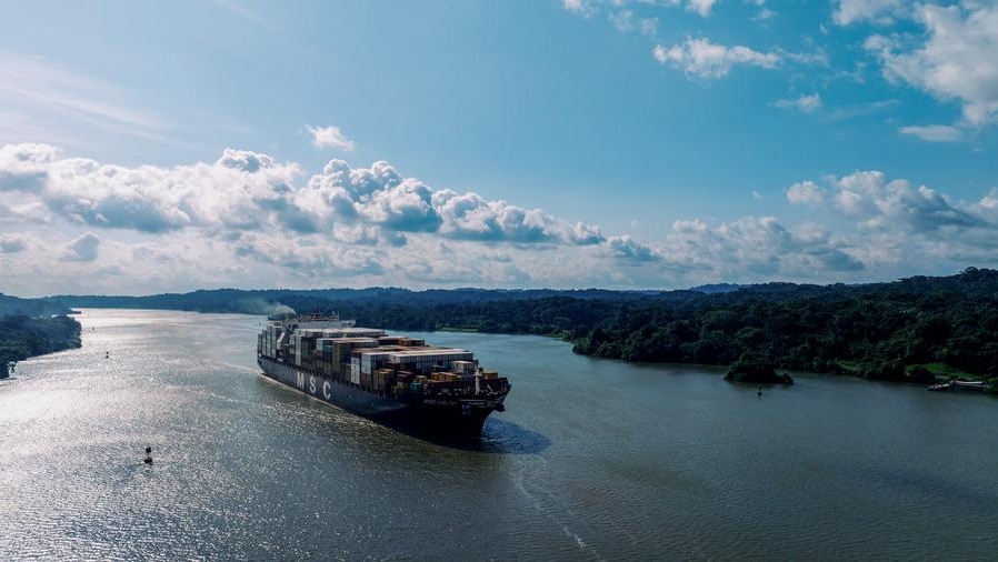 Imagen tomada con un dron del 28 de agosto de 2024 de una embarcación navegando en el Canal de Panamá, cerca de la Ciudad de Panamá, Panamá.(Xinhua/Li Muzi)