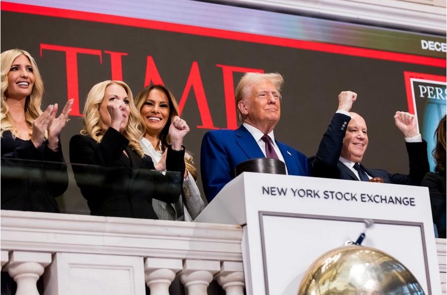 Donald Trump (2-d), asiste a la ceremonia de campana de apertura en la Bolsa de Valores de Nueva York, en Nueva York, Estados Unidos, el 12 de diciembre de 2024. (Xinhua/NYSE Group) 