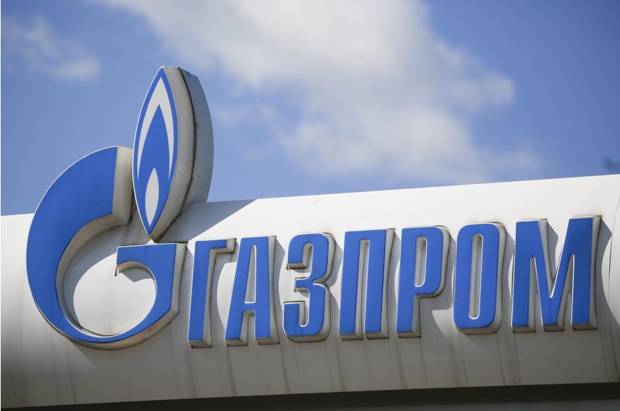 Imagen del 28 de abril de 2022 del logotipo del gigante energético de Rusia, Gazprom en una estación de servicios, en Moscú, Rusia. (Xinhua/Alexander Zemlianichenko Jr)