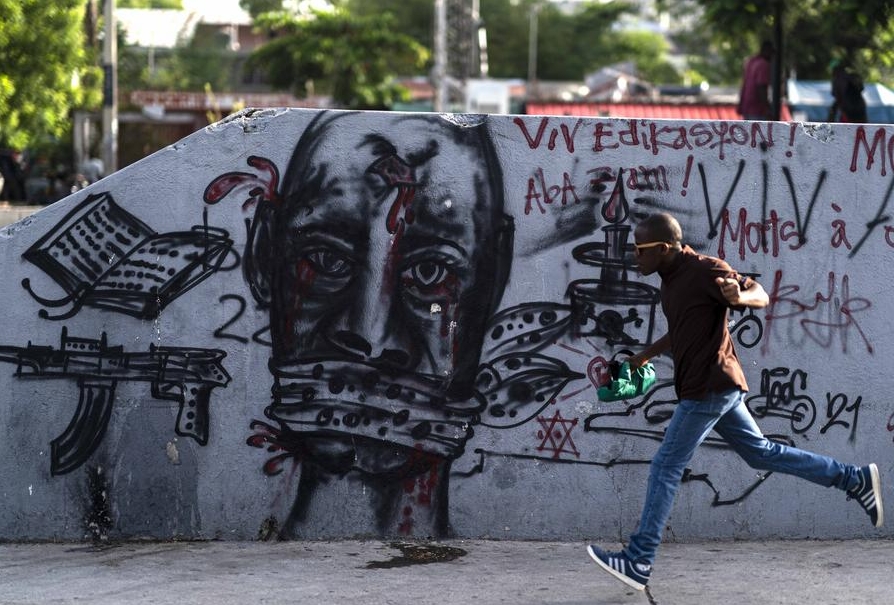 Un hombre corre en el centro de la ciudad de Puerto Príncipe, capital de Haití, el 24 de agosto de 2021. (XinhuaDavid de la Paz) 