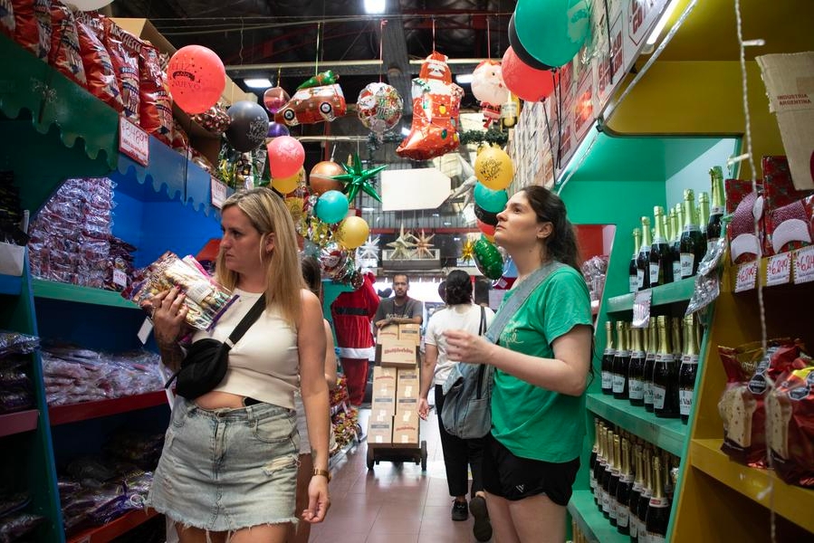 Personas observan artículos de decoración en un local de venta de artículos para fiestas y de productos navideños, en la ciudad de Buenos Aires, capital de Argentina, el 17 de diciembre de 2024. (Xinhua/Martín Zabala) 