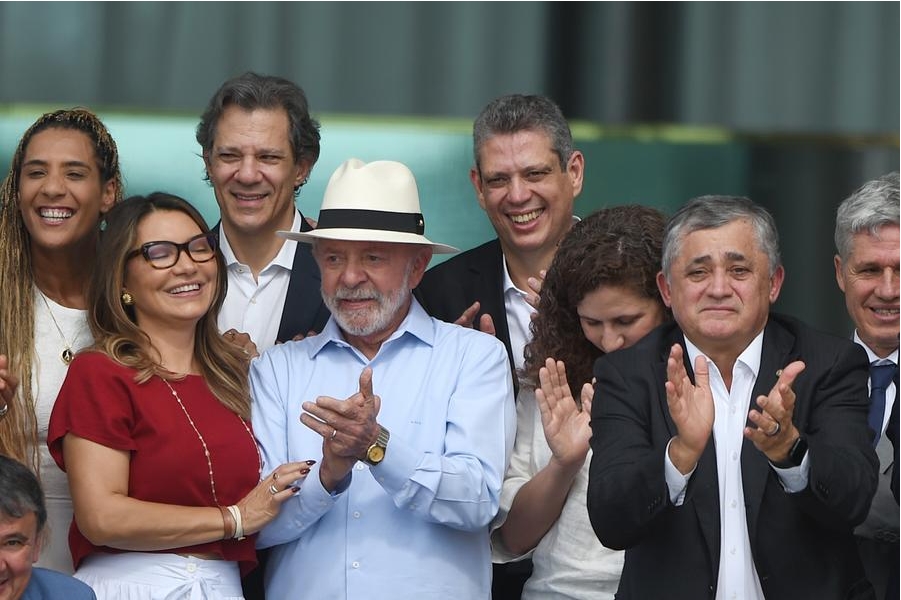 El presidente de Brasil, Luiz Inácio da Silva (c), reacciona mientras posa para fotografías con los ministros de su Gobierno después de una reunión ministerial, en el Palacio de la Alvorada, en Brasilia, Brasil, el 20 de diciembre de 2024. (Xinhua/Lucio Tavora) 