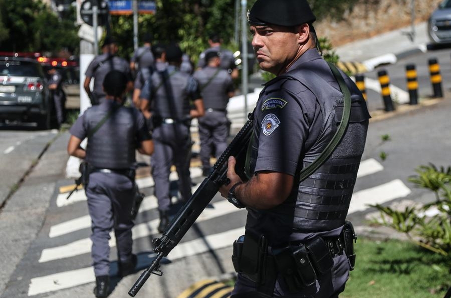 Imagen de archivo de policías transitando por una calle en Sao Paulo, Brasil. (Xinhua/Rahel Patrasso)