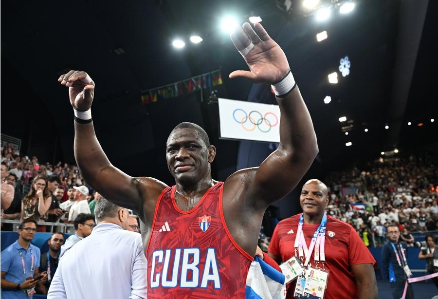 Mijaín López Núñez de Cuba festeja al término de la final de 130 kg masculino de lucha grecorromana ante Yasmani Acosta Fernández de Chile en los Juegos Olímpicos de París 2024, en París, Francia, el 6 de agosto de 2024. (Xinhua/Wu Wei)