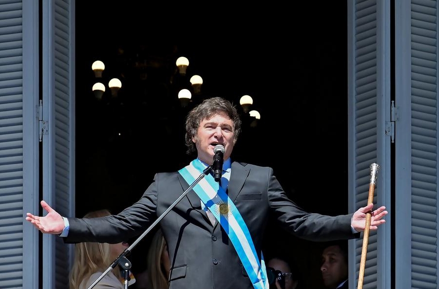 Imagen del 10 de diciembre de 2023 del presidente argentino, Javier Milei, reaccionando en el balcón de la Casa Rosada tras el acto de asunción presidencial, en la ciudad de Buenos Aires, capital de Argentina. (Xinhua/German Adrasti)